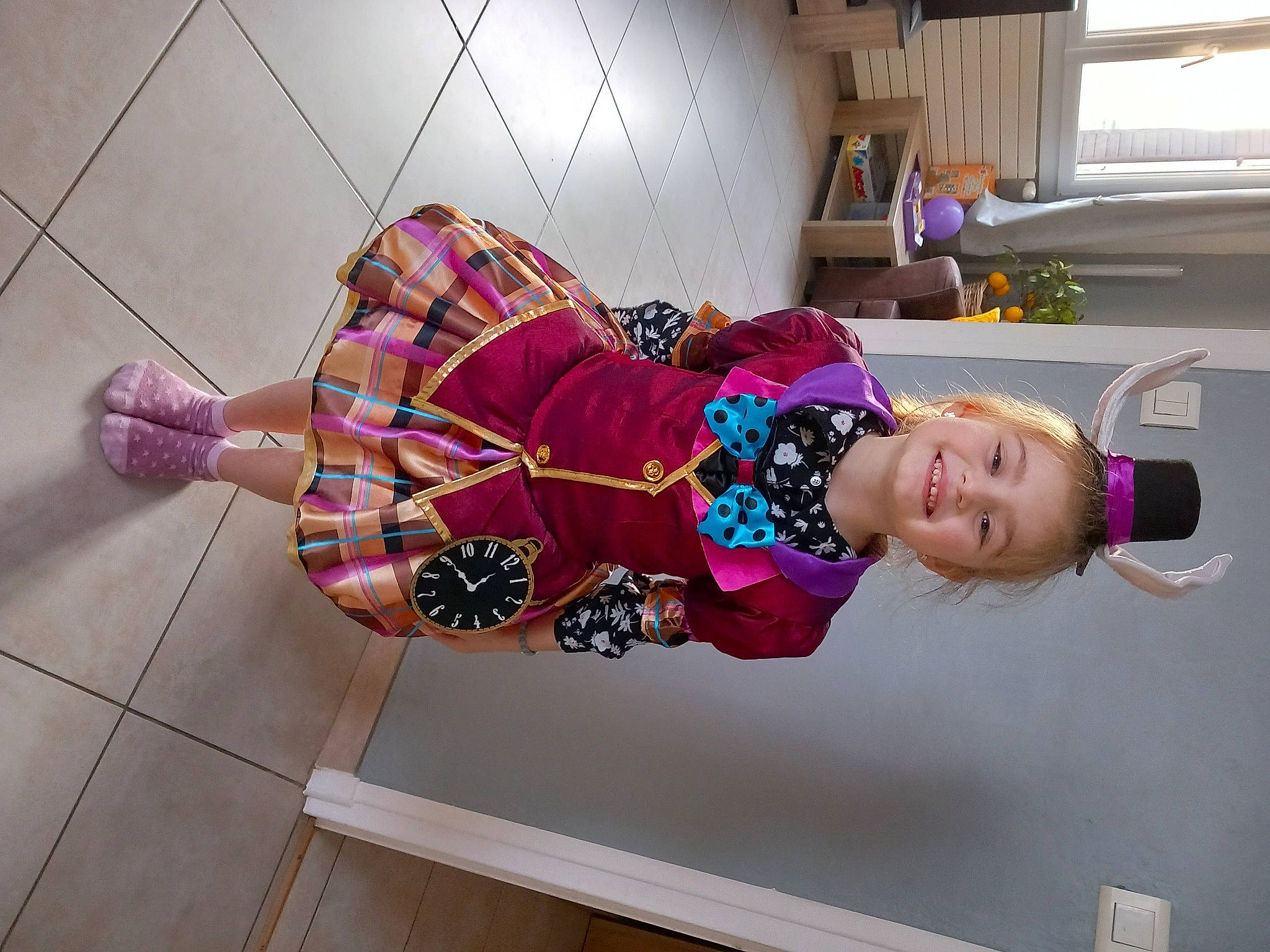 Lyna a rejoint le concours — aidez-le/la à gagner de superbes lots ! abdomen, costume, fashion_accessory, fashion_design, flooring, fun, human_leg, joy, knee, magenta, pattern, person, pink, plaid, purple, room, tartan, thigh, waist, window