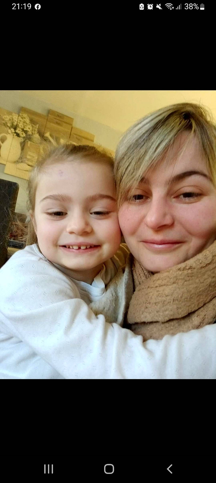 Lyna participe au concours pour gagner de l'argent avec cette photo : cheek, child, chin, eye, eyebrow, face, facial_expression, gesture, hair, hairstyle, happy, head, interaction, iris, joy, lip, mouth, nose, person, skin