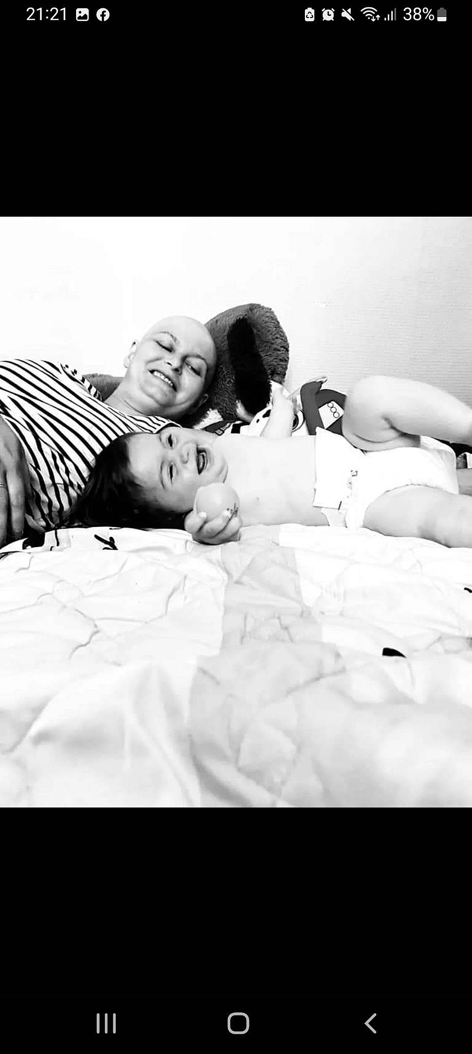 Lylia a rejoint le concours — aidez-le/la à gagner de superbes lots ! arm, bed, bedding, black_and_white, black_hair, child, comfort, eye, finger, flash_photography, gesture, hand, happy, human_body, joy, leg, linens, person, shoulder, smile