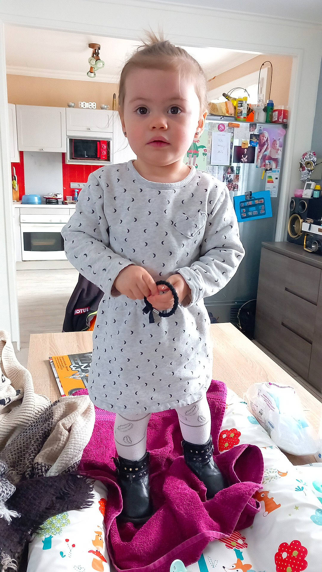 Lylia a rejoint le concours — aidez-le/la à gagner de superbes lots ! baby, baby_products, baby_toddler_clothing, cabinetry, child, drawer, face, flooring, pattern, person, pink, play, product, room, shelf, sitting, sleeve, sock, textile, toddler