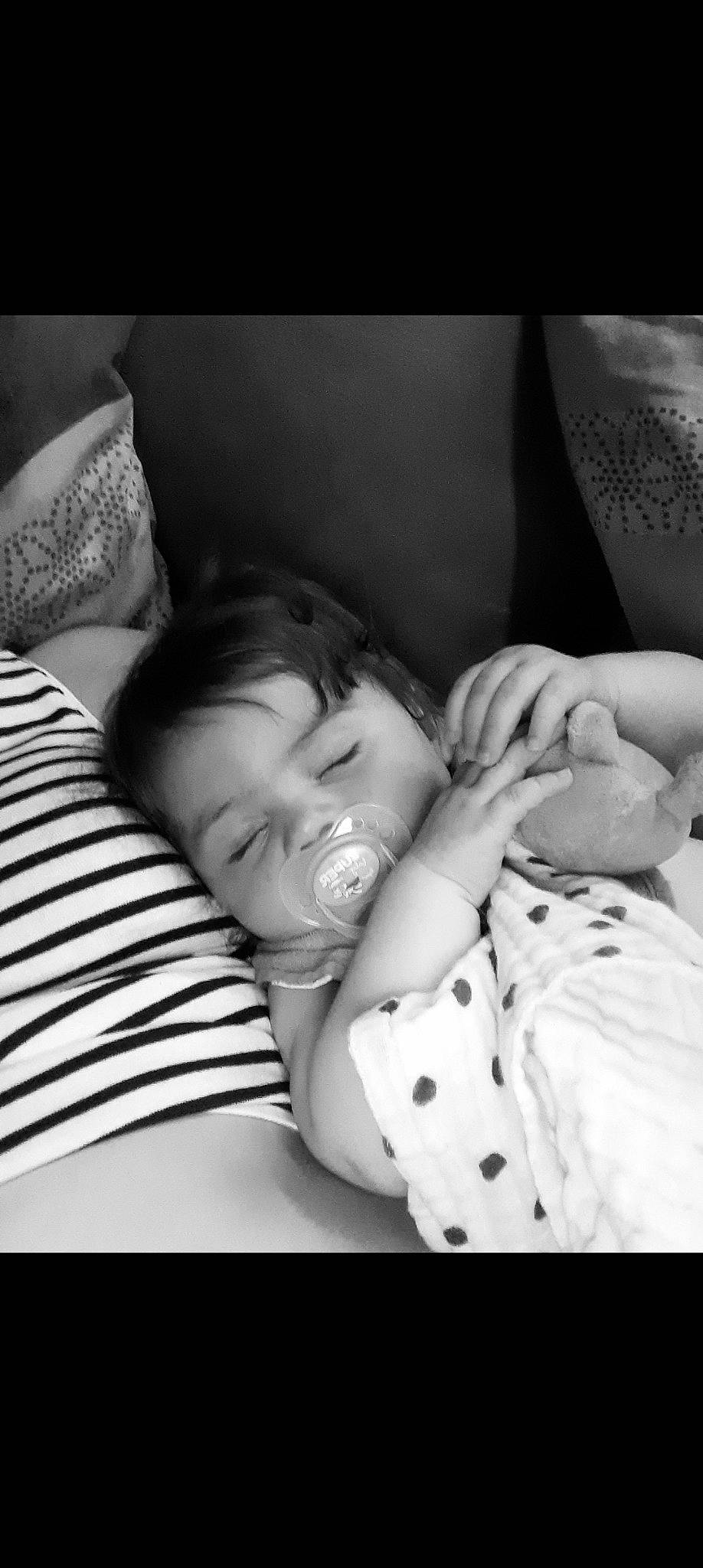 Lylia participe au concours pour gagner de l'argent avec cette photo : baby, bedding, bedtime, black_and_white, child, comfort, elbow, flash_photography, gesture, happy, linens, love, monochrome, monochrome_photography, person, portrait_photography, room, sitting, sleep, stock_photography