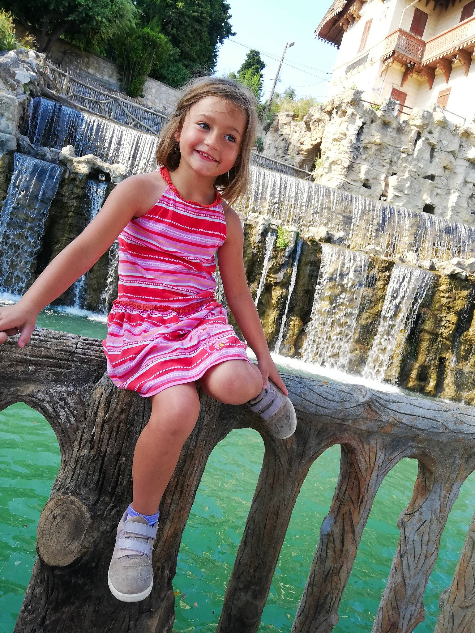 Layla a rejoint le concours — aidez-le/la à gagner de superbes lots ! beauty, blond, brown_hair, child_model, dress, fashion, fawn, human_leg, joy, leg, leisure, long_hair, person, plant, sitting, smile, summer, thigh, tree, trunk