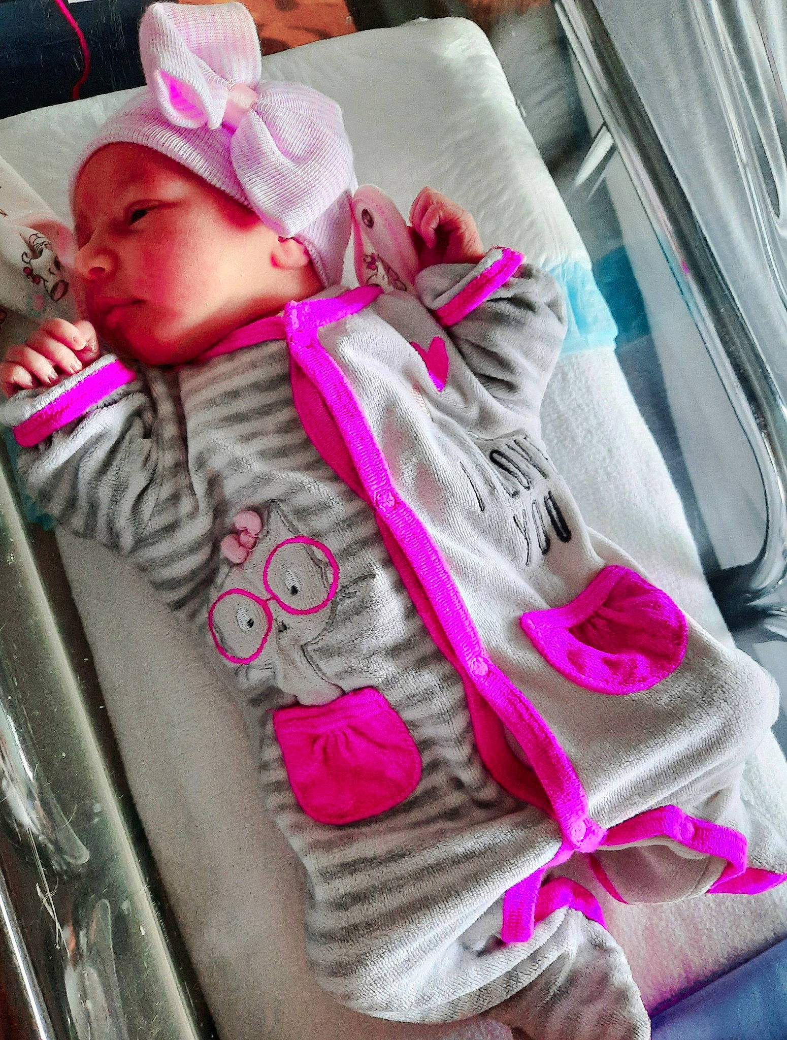 Elena a rejoint le concours — aidez-le/la à gagner de superbes lots ! auto_part, automotive_exterior, baby, baby_products, baby_toddler_clothing, cap, car_seat, car_seat_cover, comfort, fashion_accessory, fur, headwear, hood, jacket, magenta, person, pink, sleeve, textile, toddler