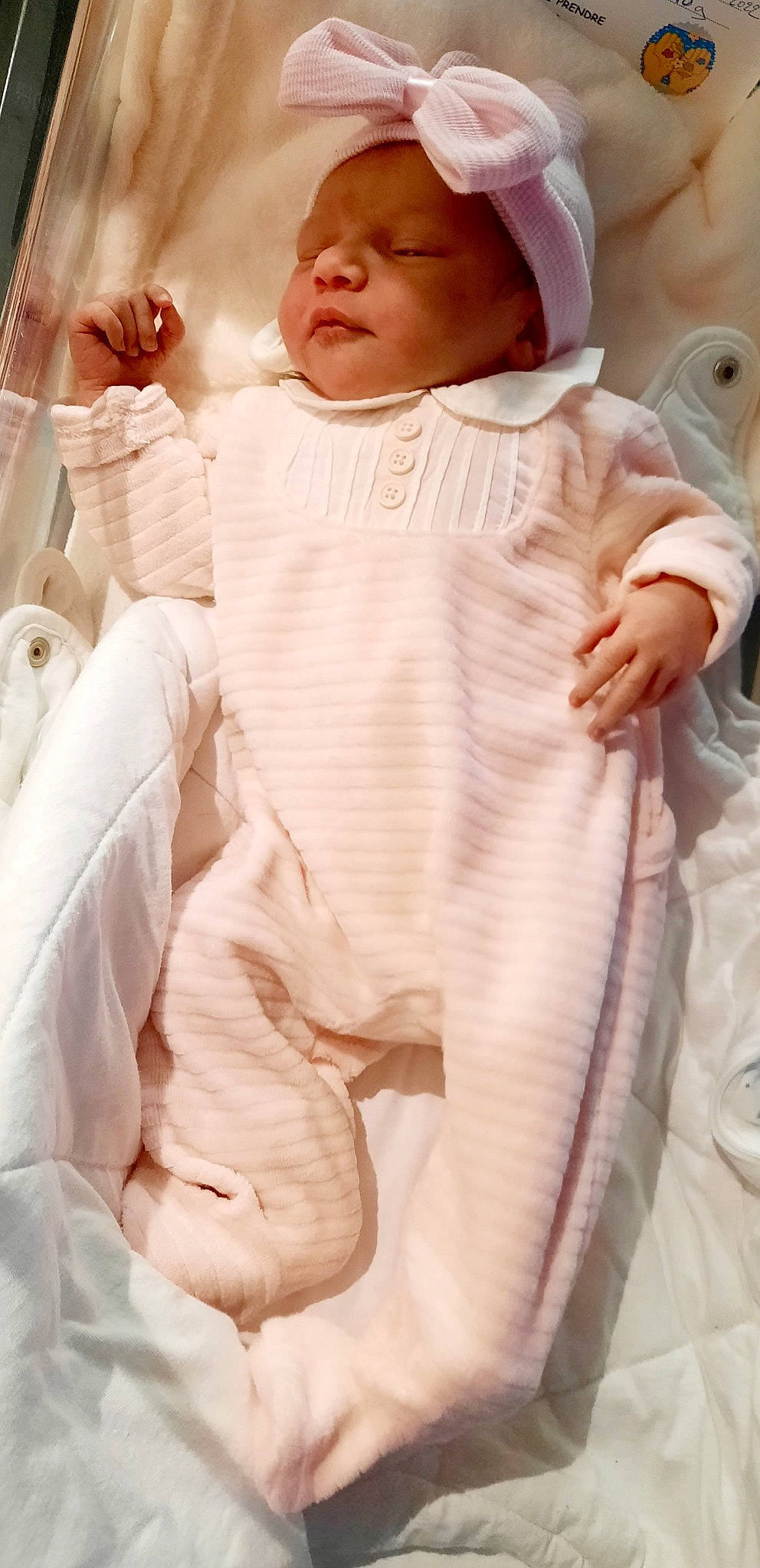 Elena participe au concours pour gagner de l'argent avec cette photo : baby, baby_products, baby_safety, baby_sleeping, baby_toddler_clothing, child, comfort, dress, eye, face, finger, hand, head, human_body, linens, person, pink, skin, sleeve, toddler