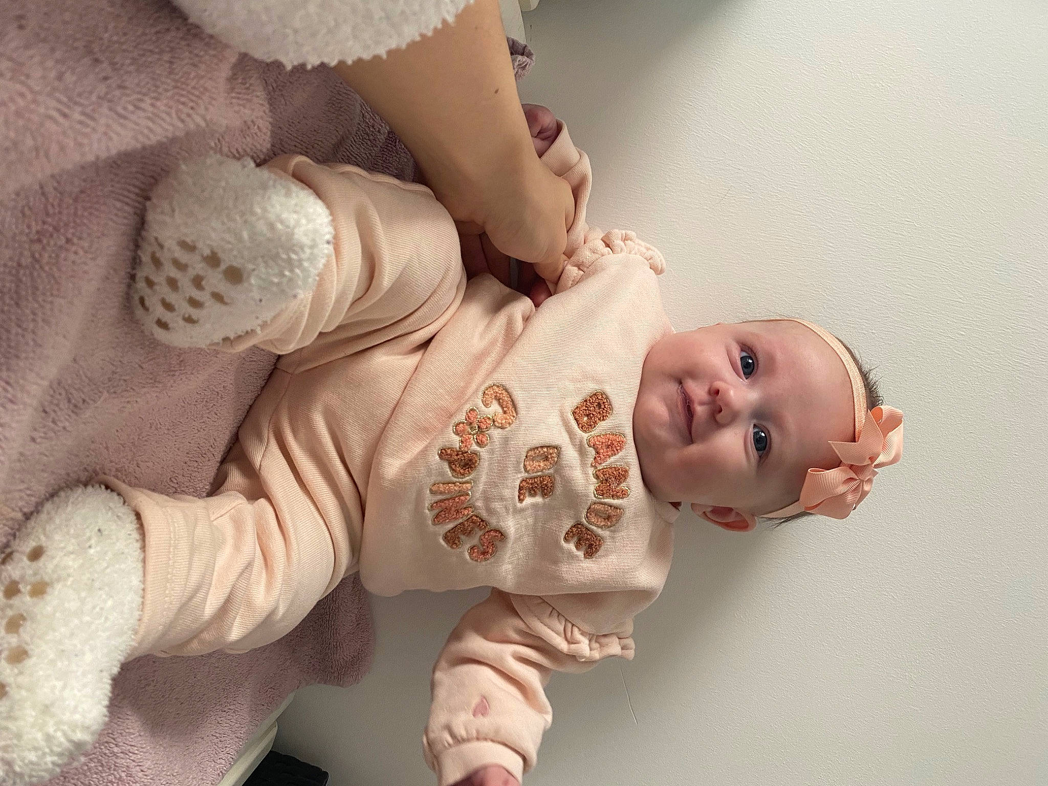 Nina participe au concours pour gagner de l'argent avec cette photo : arm, baby, cheek, child, comfort, elbow, gesture, hand, headgear, human_body, joint, neck, nose, peach, person, skin, sleeve, textile, thumb, toddler