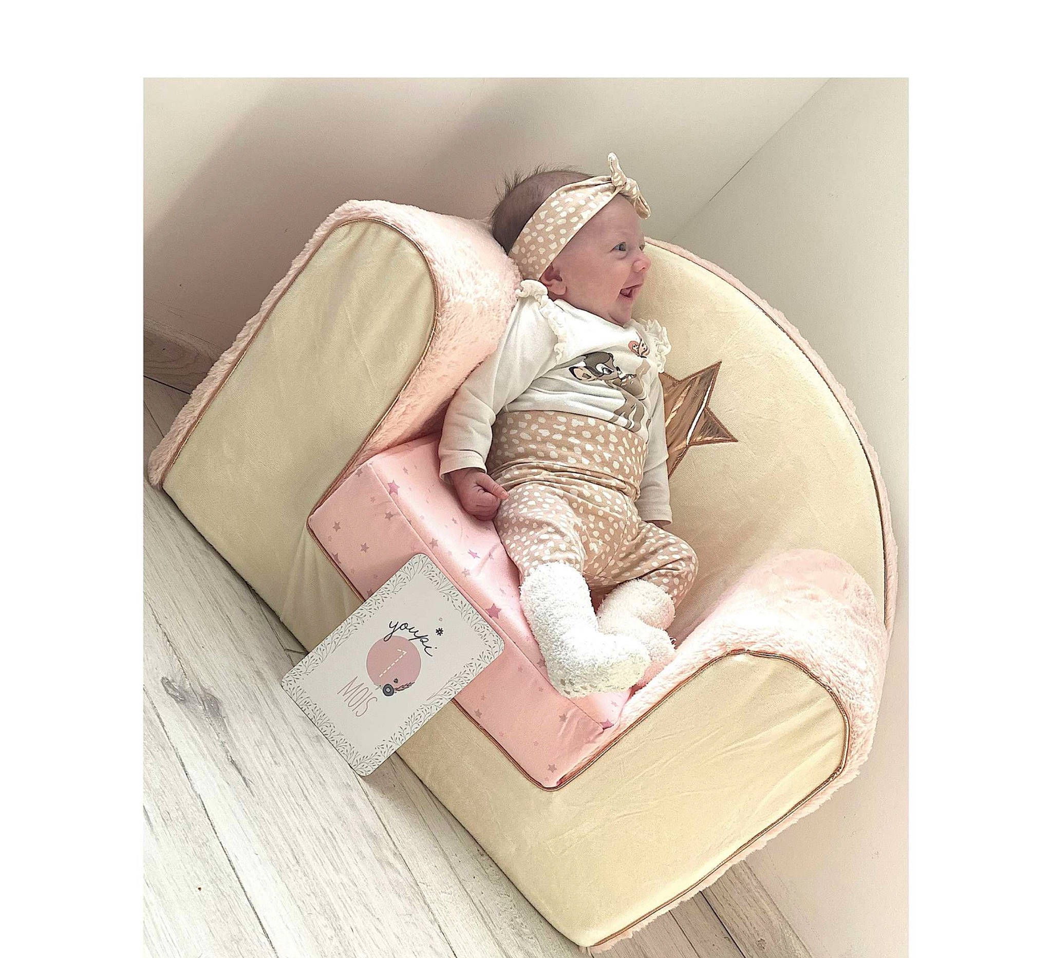 Nina participe au concours pour gagner de l'argent avec cette photo : arm, baby, baby_products, baby_sleeping, baby_toddler_clothing, chair, child, comfort, fashion_accessory, hand, human_leg, leg, magenta, pattern, peach, person, sandal, sitting, sleeve, thigh