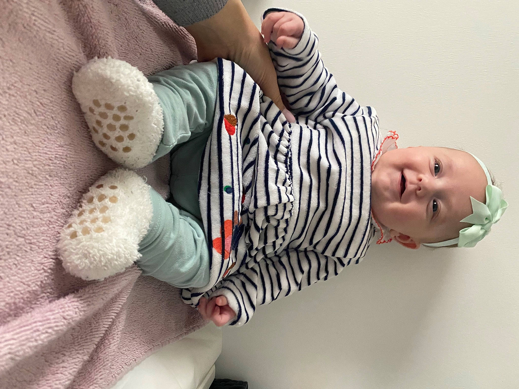 Nina a rejoint le concours — aidez-le/la à gagner de superbes lots ! baby, baby_toddler_clothing, ball, child, comfort, elbow, finger, flooring, hand, joint, joy, knee, leg, outerwear, person, skin, sleeve, sports_equipment, textile, toddler