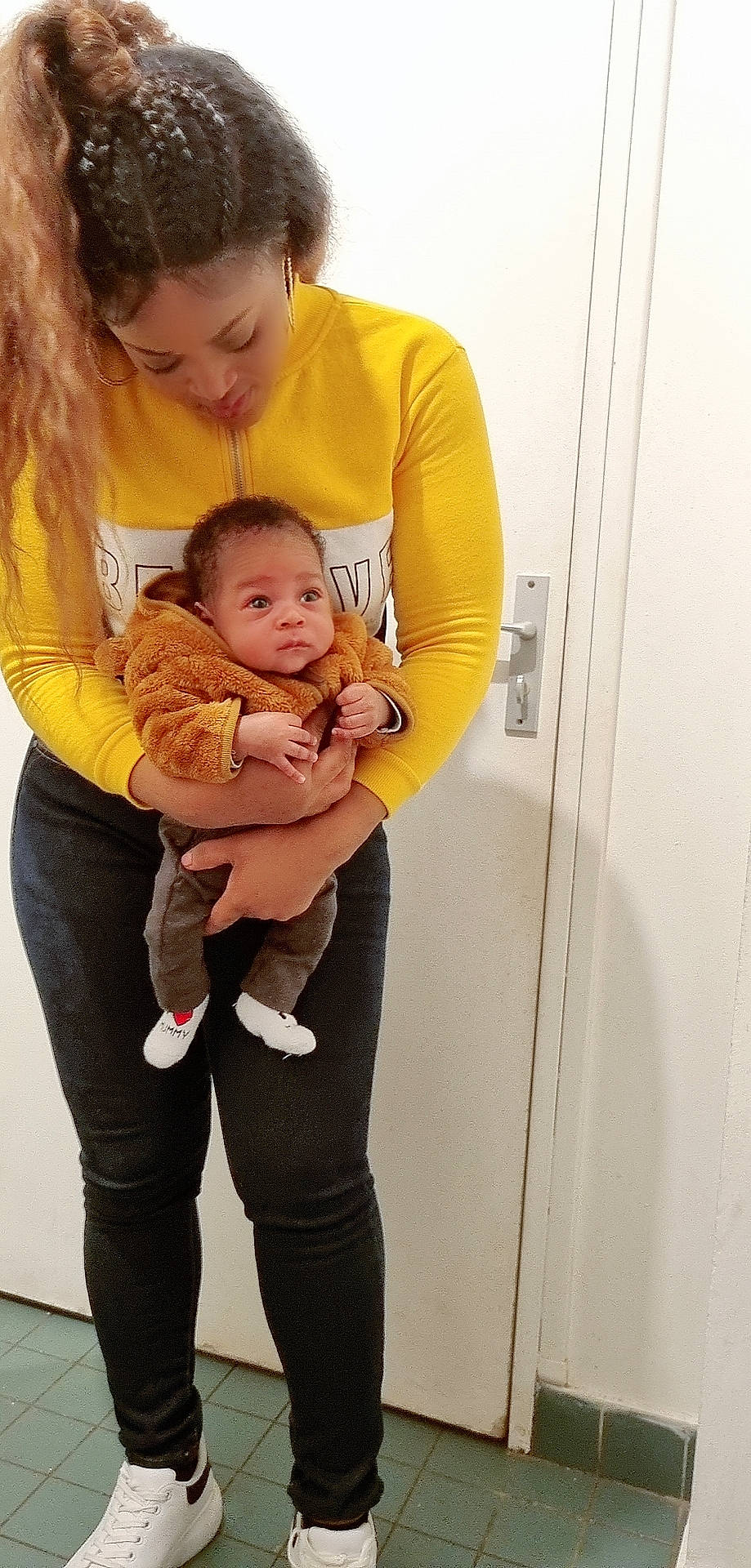 Fadnelson a rejoint le concours — aidez-le/la à gagner de superbes lots ! abdomen, baby, baby_products, baby_toddler_clothing, cheek, child, comfort, elbow, face, finger, fun, gesture, happy, joint, person, sitting, sleeve, smile, stomach, t_shirt