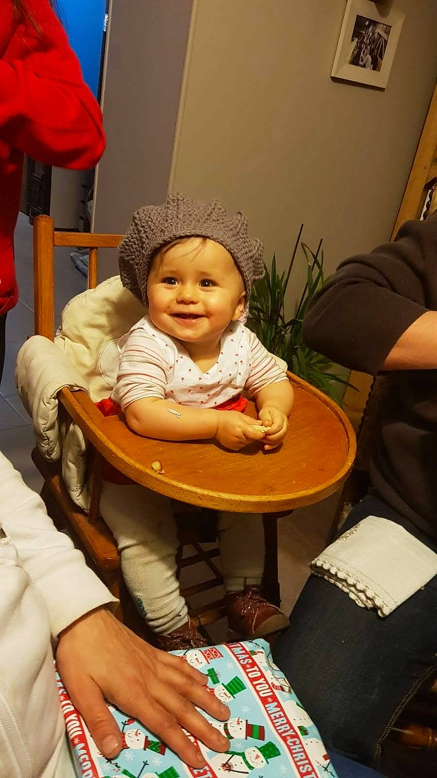 Inaïa participe au concours pour gagner de l'argent avec cette photo : baby, baby_toddler_clothing, beauty, chair, child, comfort, event, flooring, fun, happy, headwear, joy, lap, person, picture_frame, product, room, sharing, sitting, skin