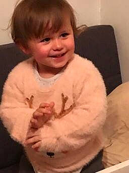 Inaïa participe au concours pour gagner de l'argent avec cette photo : arm, baby, baby_toddler_clothing, cheek, child, chin, comfort, face, finger, happy, head, joy, lip, mouth, nose, person, skin, sleeve, smile, t_shirt