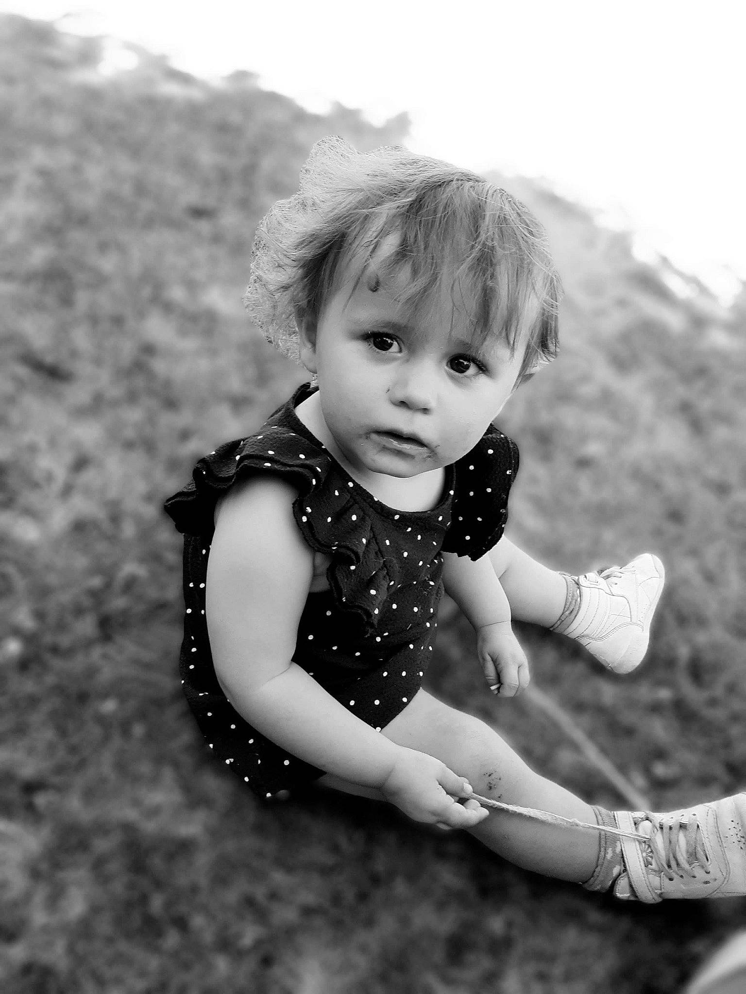 Inaïa a rejoint le concours — aidez-le/la à gagner de superbes lots ! black_and_white, child, flash_photography, fun, grass, happy, human_body, human_leg, iris, monochrome, monochrome_photography, pattern, people_in_nature, person, sitting, skin, standing, style, toddler, toy