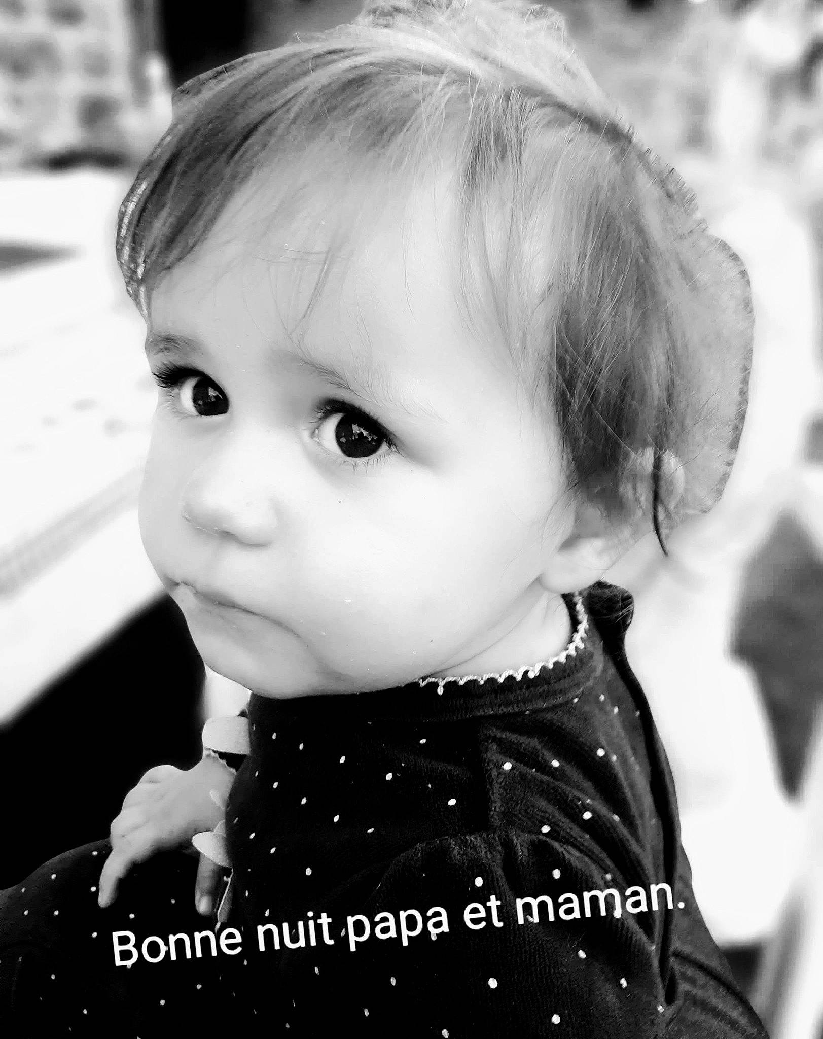 Inaïa a rejoint le concours — aidez-le/la à gagner de superbes lots ! baby, baby_toddler_clothing, black, black_and_white, blond, cheek, child, eye, eyelash, facial_expression, flash_photography, happy, iris, monochrome, monochrome_photography, pattern, person, photograph, sleeve, style