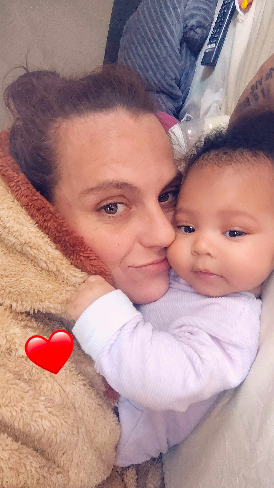 Méyya participe au concours pour gagner de l'argent avec cette photo : adult, baby, blanket, closeup, cuddle, cozy, emotion, face, family, friendship, heart_emoji, indoor, love, person, portrait, skin, toddler, warmth, wearing, white_clothing