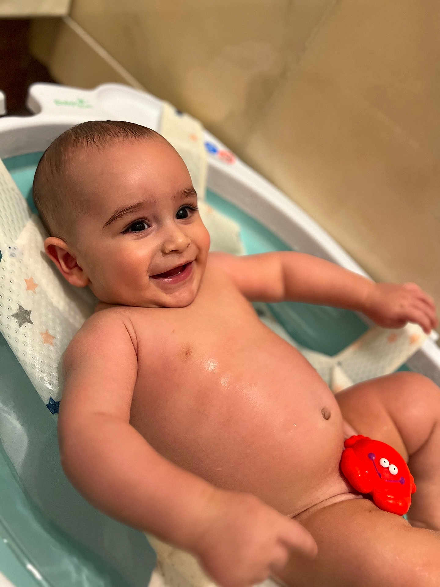 Ayden a rejoint le concours — aidez-le/la à gagner de superbes lots ! baby, bath, bathtub, toy, smiling, child, water, skin, happy, infant, seat, playful, red_toy, relaxing, cute, indoors, childhood, clean, naked, fun