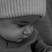 Solann participe au concours pour gagner de l'argent avec cette photo : baby, child, face, profile, knitted_hat, beanie, black_and_white, portrait, soft_light, closeup, infant, cute, warm_clothing, expression, young, texture, vintage, thoughtful, cozy, monochrome
