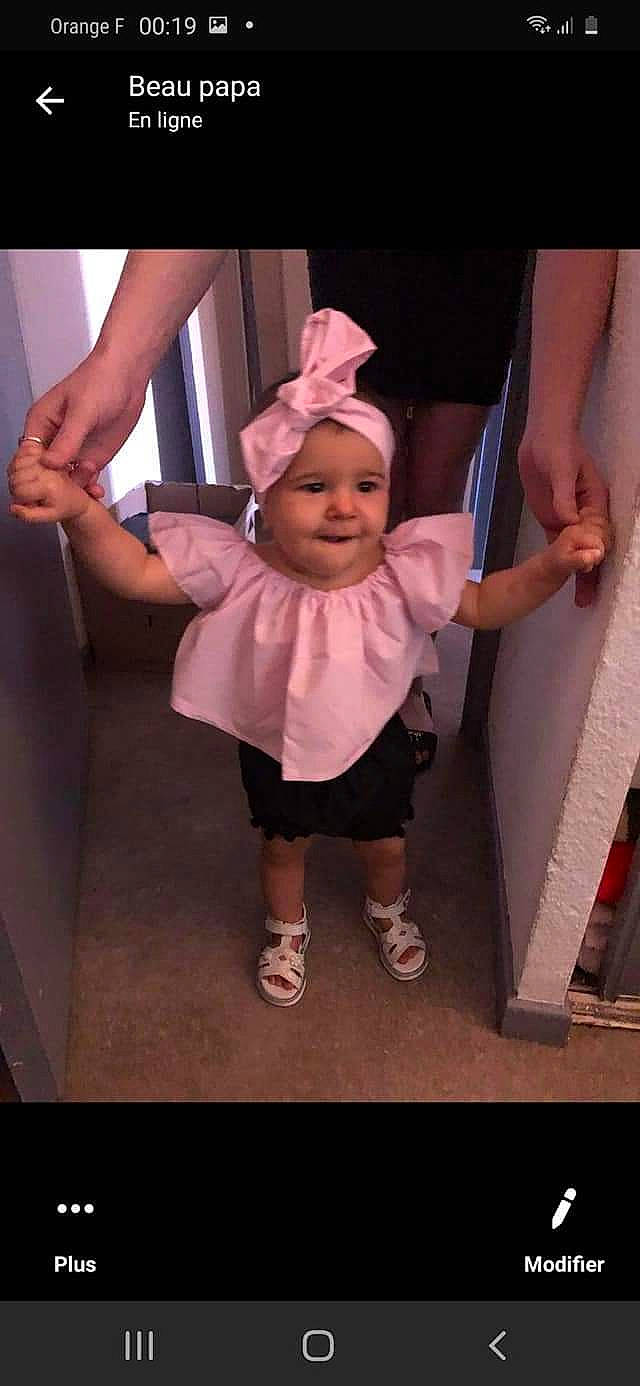 Salma a rejoint le concours — aidez-le/la à gagner de superbes lots ! arm, child, finger, headwear, joy, leg, person, pink, toddler