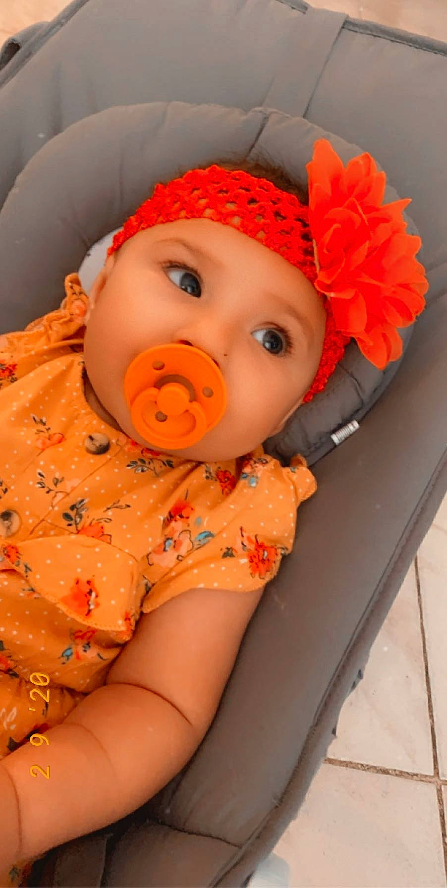 Léana a rejoint le concours — aidez-le/la à gagner de superbes lots ! baby, cheek, child, face, fashion_accessory, hair_accessory, head, headband, headgear, headwear, lip, mouth, nose, orange, person, skin, toddler