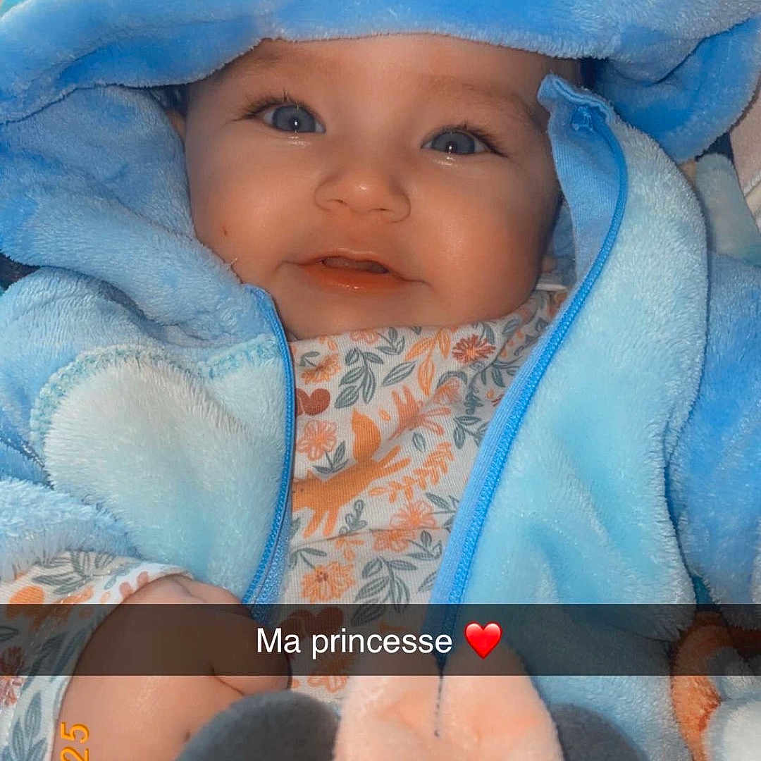 Rosalie a rejoint le concours — aidez-le/la à gagner de superbes lots ! baby, blanket, clothing, coat, costume, cushion, face, happy, hat, head, homedecor, jacket, laughing, newborn, person, photography, plush, portrait, smile, toy