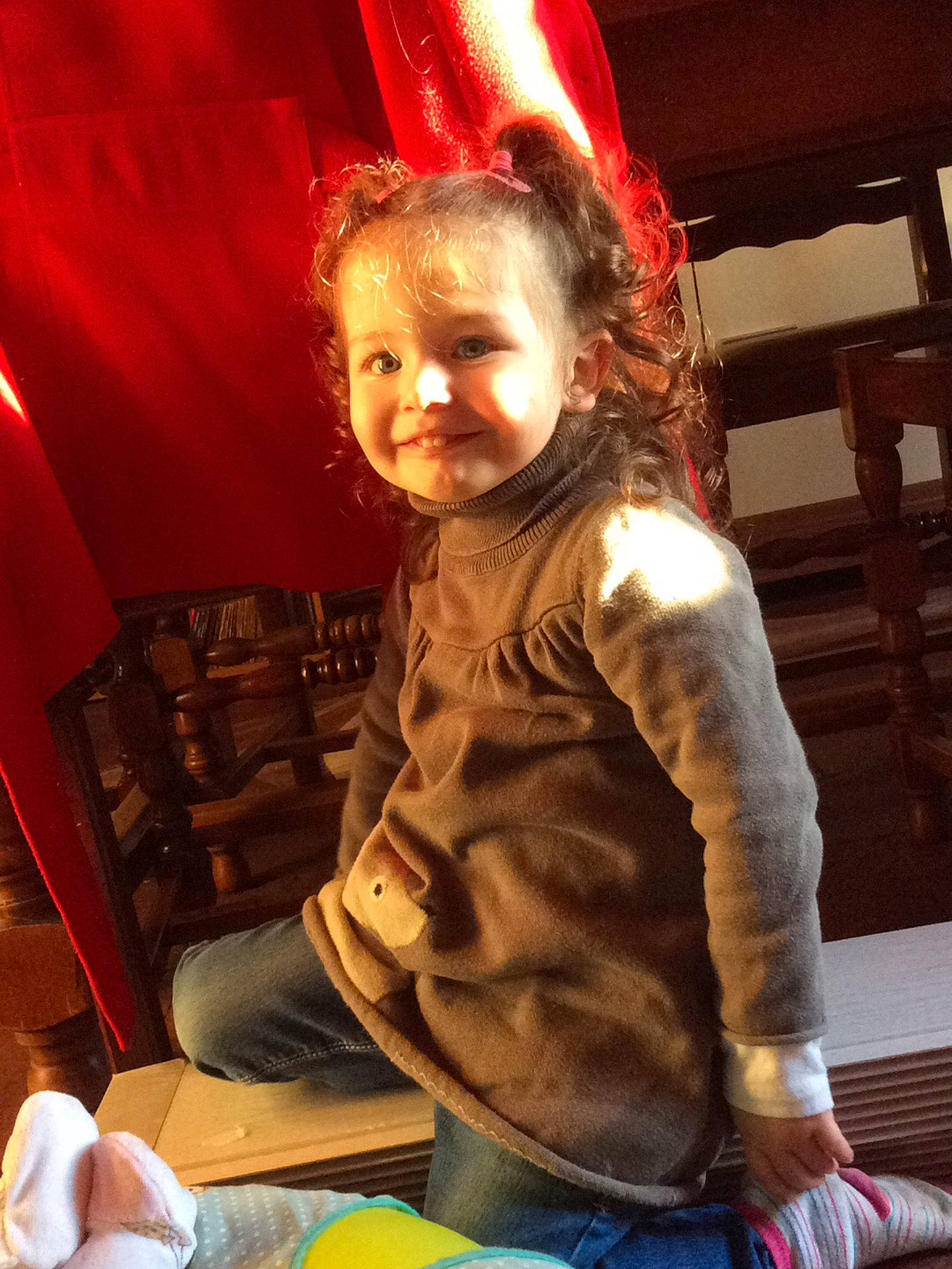 Luna a rejoint le concours — aidez-le/la à gagner de superbes lots ! child, fun, human_positions, people, red, toddler