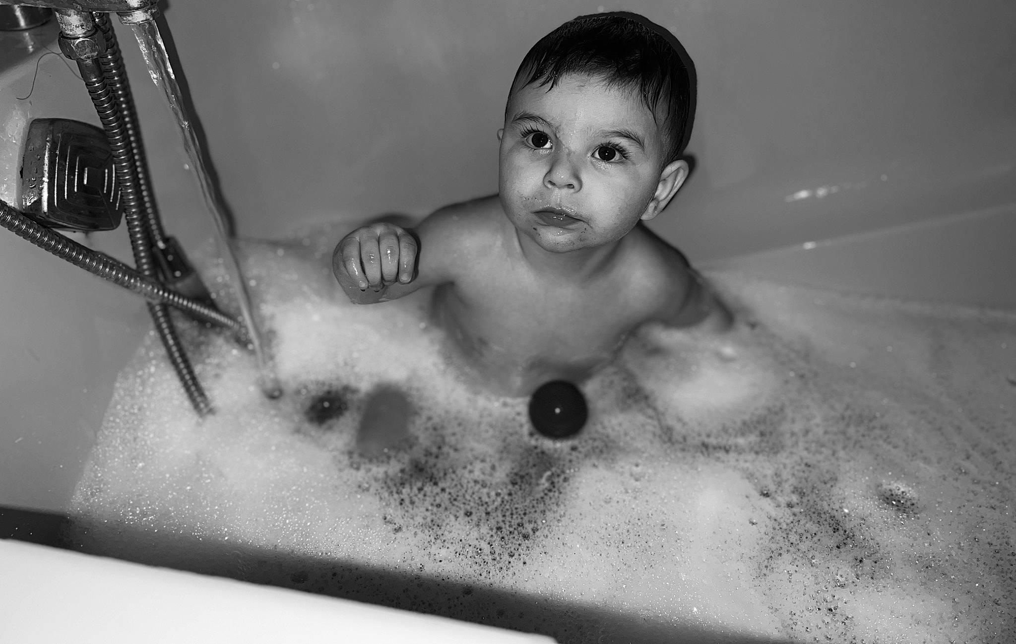 Gino a rejoint le concours — aidez-le/la à gagner de superbes lots ! barechested, bathing, bathroom, bathtub, chest, eyelash, face, flash_photography, fluid, happy, human_body, iris, monochrome, monochrome_photography, nose, person, plumbing, plumbing_fixture, toddler, trunk