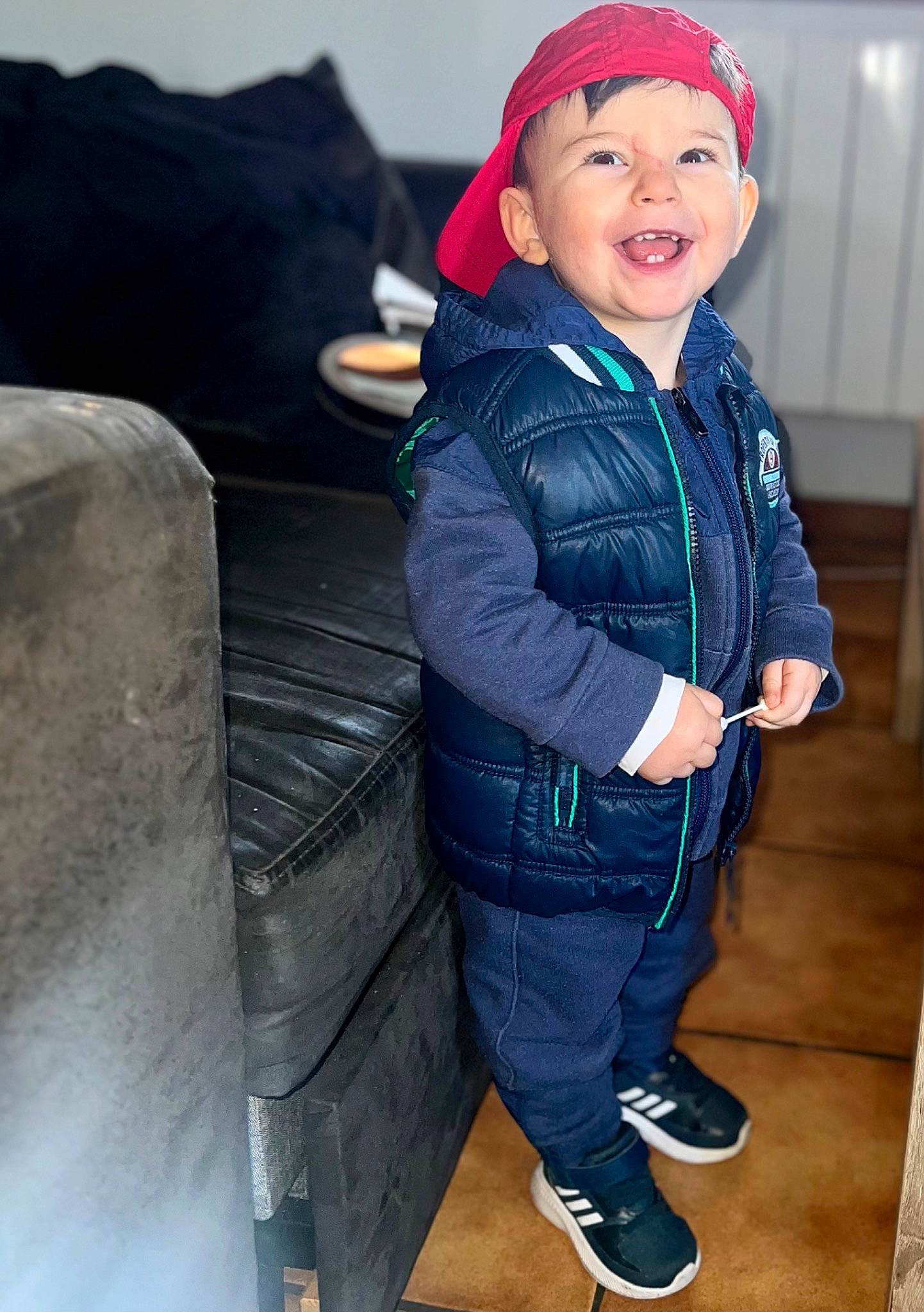 Gino a rejoint le concours — aidez-le/la à gagner de superbes lots ! baby_toddler_clothing, cap, child, clothing, comfort, cool, denim, electric_blue, flash_photography, fun, happy, headgear, headwear, jacket, jeans, person, personal_protective_equipment, sitting, sleeve, smile