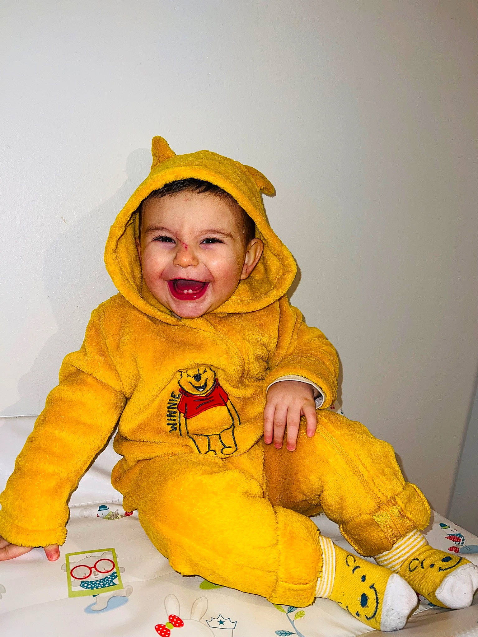 Gino participe au concours pour gagner de l'argent avec cette photo : baby, baby_laughing, baby_toddler_clothing, cheek, child, comfort, eye, fun, happy, hood, hoodie, jacket, laugh, orange, person, personal_protective_equipment, play, sleeve, smile, t_shirt