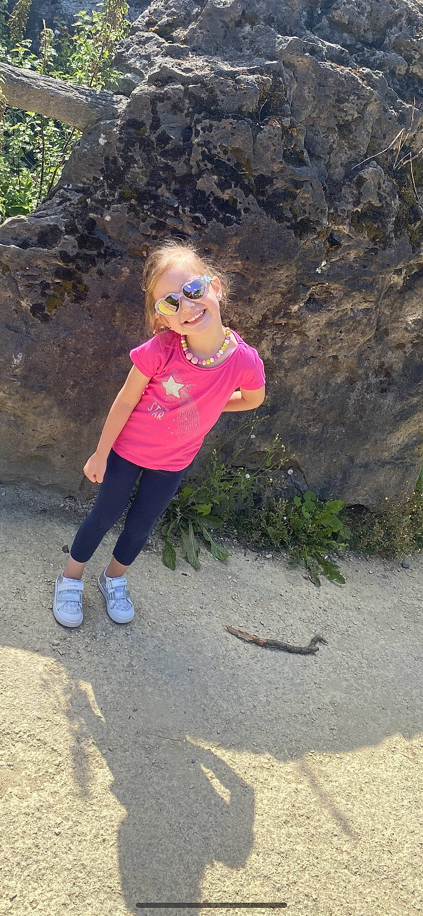 Léna participe au concours pour gagner de l'argent avec cette photo : fun, glasses, jeans, joy, leisure, person, pink, plant, recreation, rock, smile, tree, vacation