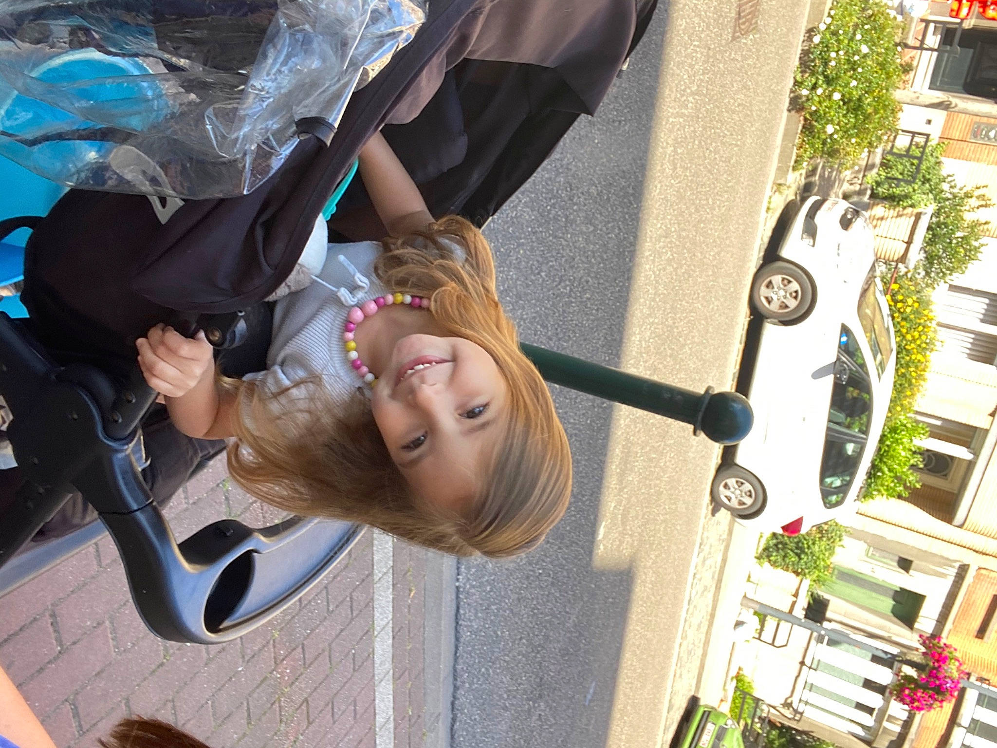 Léna participe au concours pour gagner de l'argent avec cette photo : costume, fun, joy, leisure, long_hair, person, photography, plant, tree, vacation