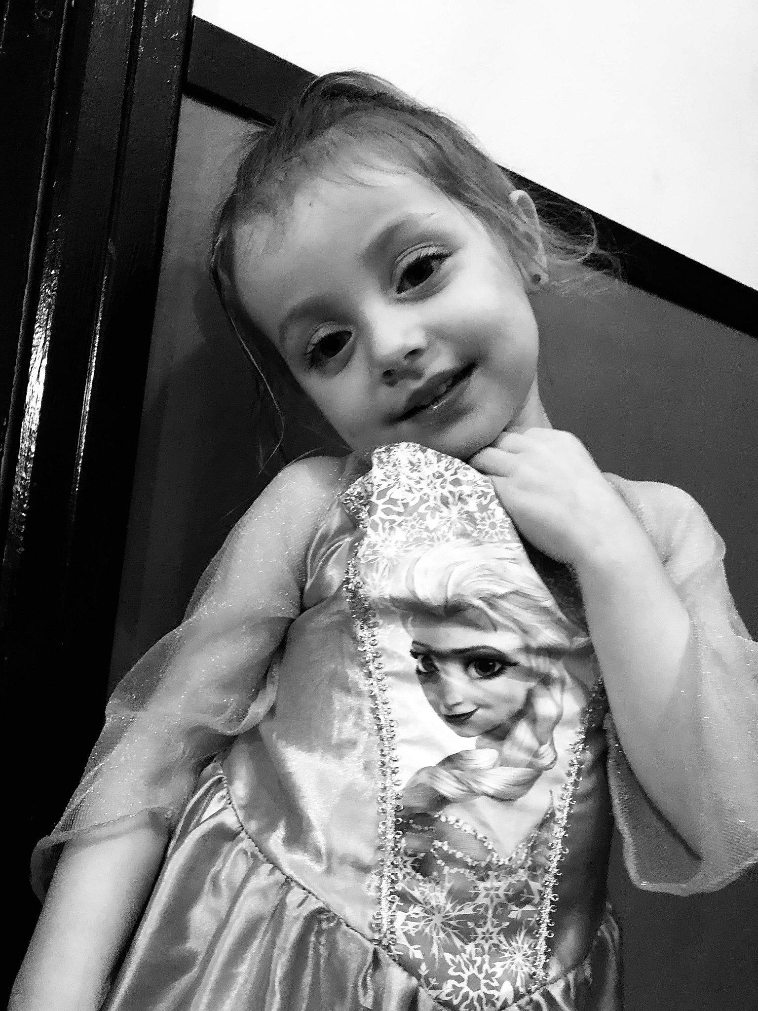 Anaëlle participe au concours pour gagner de l'argent avec cette photo : beauty, black, black_and_white, child, emotion, eye, face, facial_expression, girl, head, human_hair_color, joy, lady, monochrome_photography, person, photograph, photography, smile, snapshot, standing