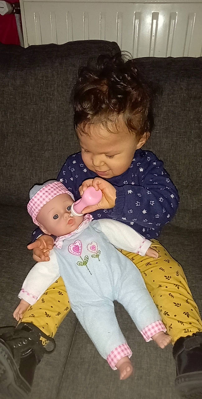 Naomy a rejoint le concours — aidez-le/la à gagner de superbes lots ! baby, baby_toddler_clothing, cheek, child, chin, comfort, finger, fun, happy, human_body, interaction, iris, lap, nose, person, product, skin, sleeve, textile, toddler