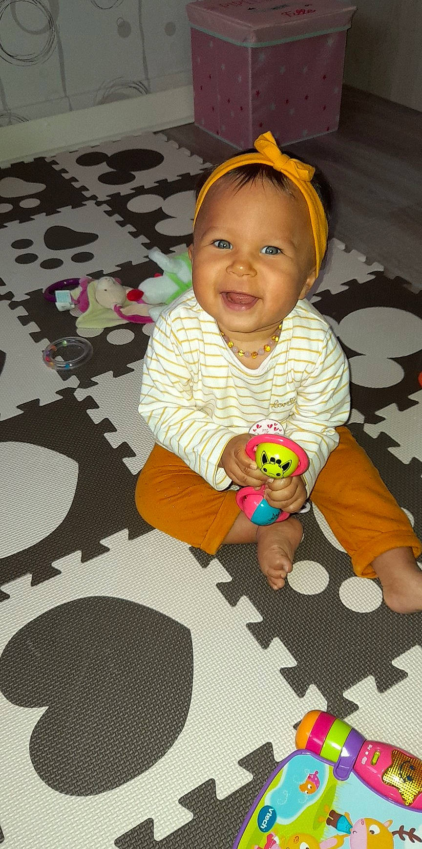 Naomy a rejoint le concours — aidez-le/la à gagner de superbes lots ! baby, baby_toddler_clothing, cheek, child, design, floor, flooring, fun, happy, joy, linens, pattern, person, pink, product, room, smile, t_shirt, textile, toddler