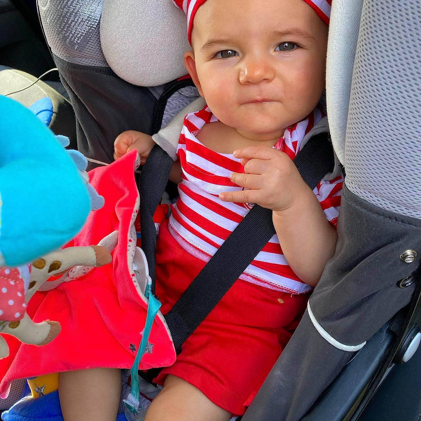 Appoline participe au concours pour gagner de l'argent avec cette photo : auto_part, baby, baby_carriage, baby_products, baby_toddler_clothing, blue, car_seat, carmine, child, costume_hat, electric_blue, fashion_accessory, fun, happy, headwear, person, photograph, red, seat_belt, steering_wheel