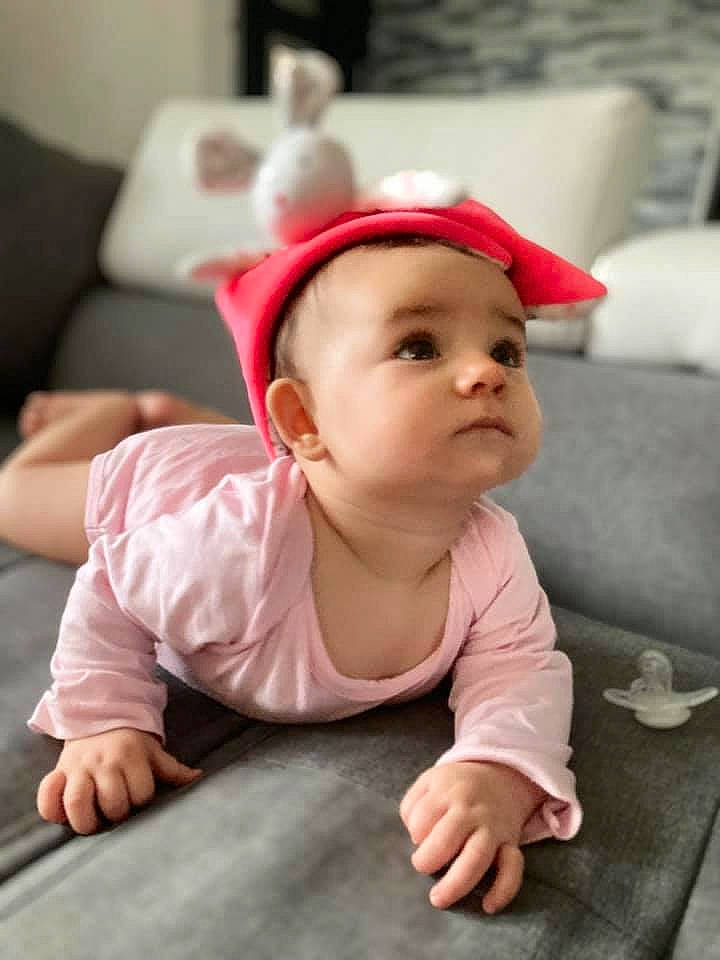 Appoline a rejoint le concours — aidez-le/la à gagner de superbes lots ! baby, baby_toddler_clothing, cheek, child, comfort, eye, eyelash, flash_photography, floor, flooring, fun, happy, headwear, lip, person, pink, room, sitting, sleeve, smile