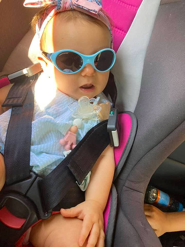 Appoline a rejoint le concours — aidez-le/la à gagner de superbes lots ! auto_part, baby_carriage, car_seat, car_seat_cover, child, comfort, cool, eyewear, finger, glasses, goggles, hand, person, personal_protective_equipment, pink, seat_belt, sunglasses, thumb, toddler, vehicle_door