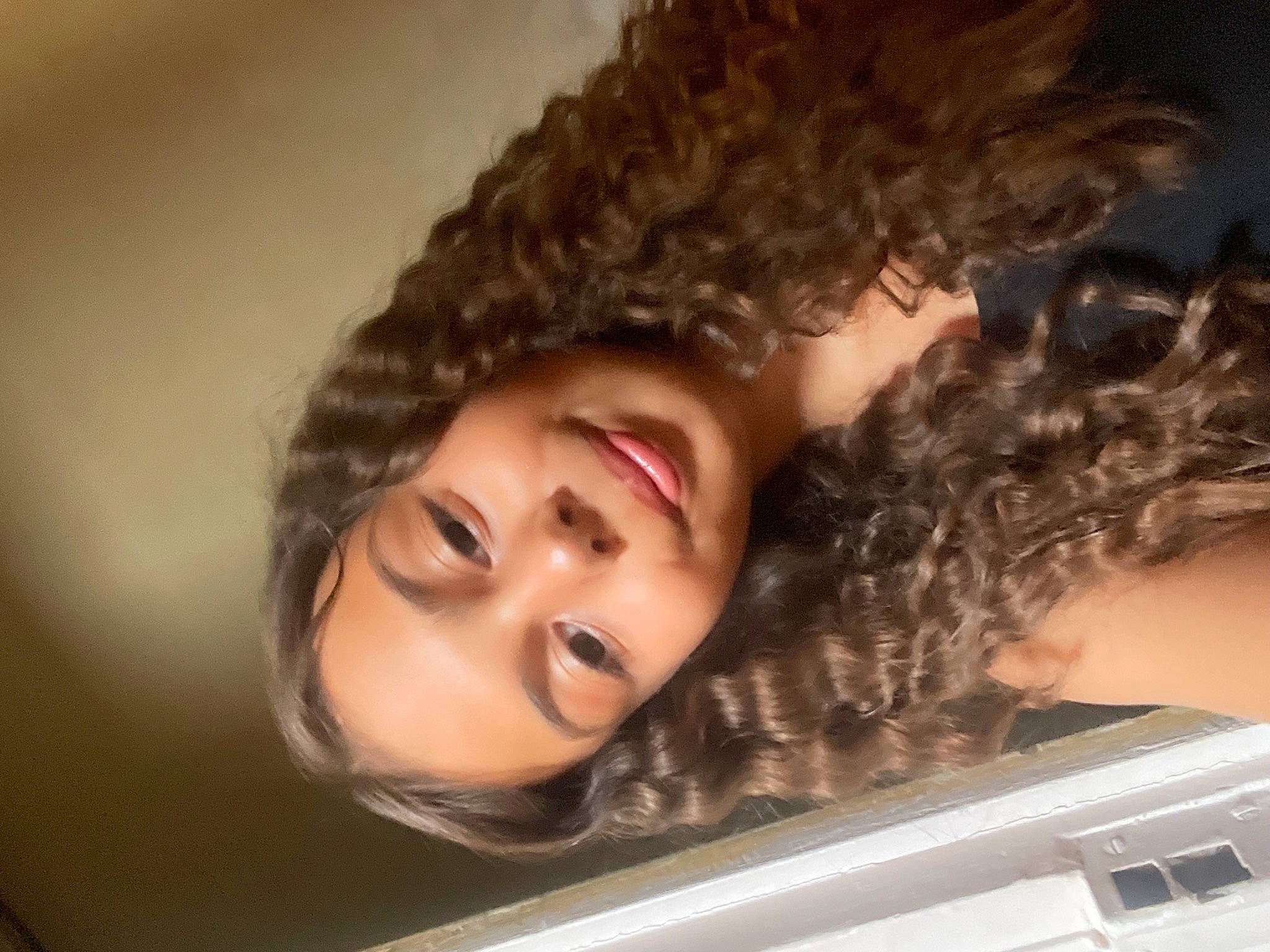 Lina a rejoint le concours — aidez-le/la à gagner de superbes lots ! black_hair, cheek, chin, ear, eye, eyebrow, eyelash, forehead, gesture, hair, happy, iris, jaw, jheri_curl, joy, lip, long_hair, neck, nose, person