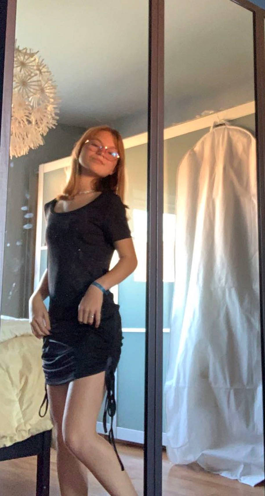 Rachel a rejoint le concours — aidez-le/la à gagner de superbes lots ! black_hair, blazer, event, eyewear, fashion_design, fashion_model, formal_wear, hairstyle, human_leg, joint, knee, long_hair, person, shoulder, sleeve, smile, street_fashion, textile, thigh, trunk