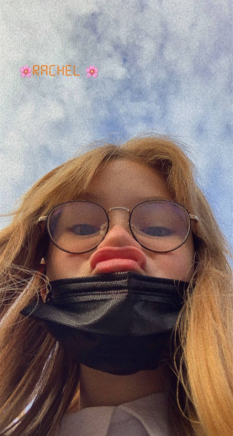 Rachel a rejoint le concours — aidez-le/la à gagner de superbes lots ! beard, cheek, close_up, cloud, eyelash, eyewear, facial_hair, glasses, happy, head, human, lip, moustache, nose, organ, people_in_nature, person, selfie, sky, street_fashion