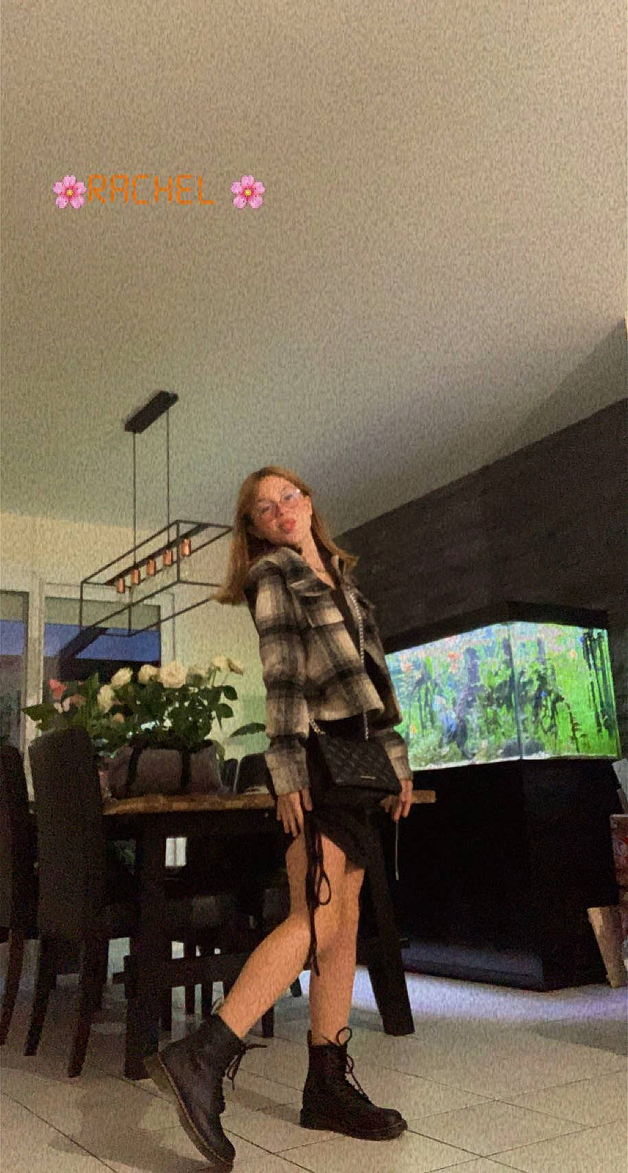 Rachel participe au concours pour gagner de l'argent avec cette photo : blond, brown_hair, design, event, eyewear, fashion_design, flash_photography, fun, grass, human_leg, knee, leisure, lighting, long_hair, person, photograph, room, standing, street_fashion, thigh