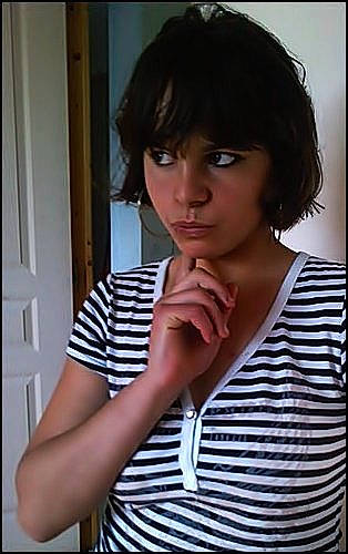 Melodie a rejoint le concours — aidez-le/la à gagner de superbes lots ! bangs, black_hair, bob_cut, brown_hair, chin, forehead, gesture, hair, hairstyle, lip, nose, person, photography, shoulder