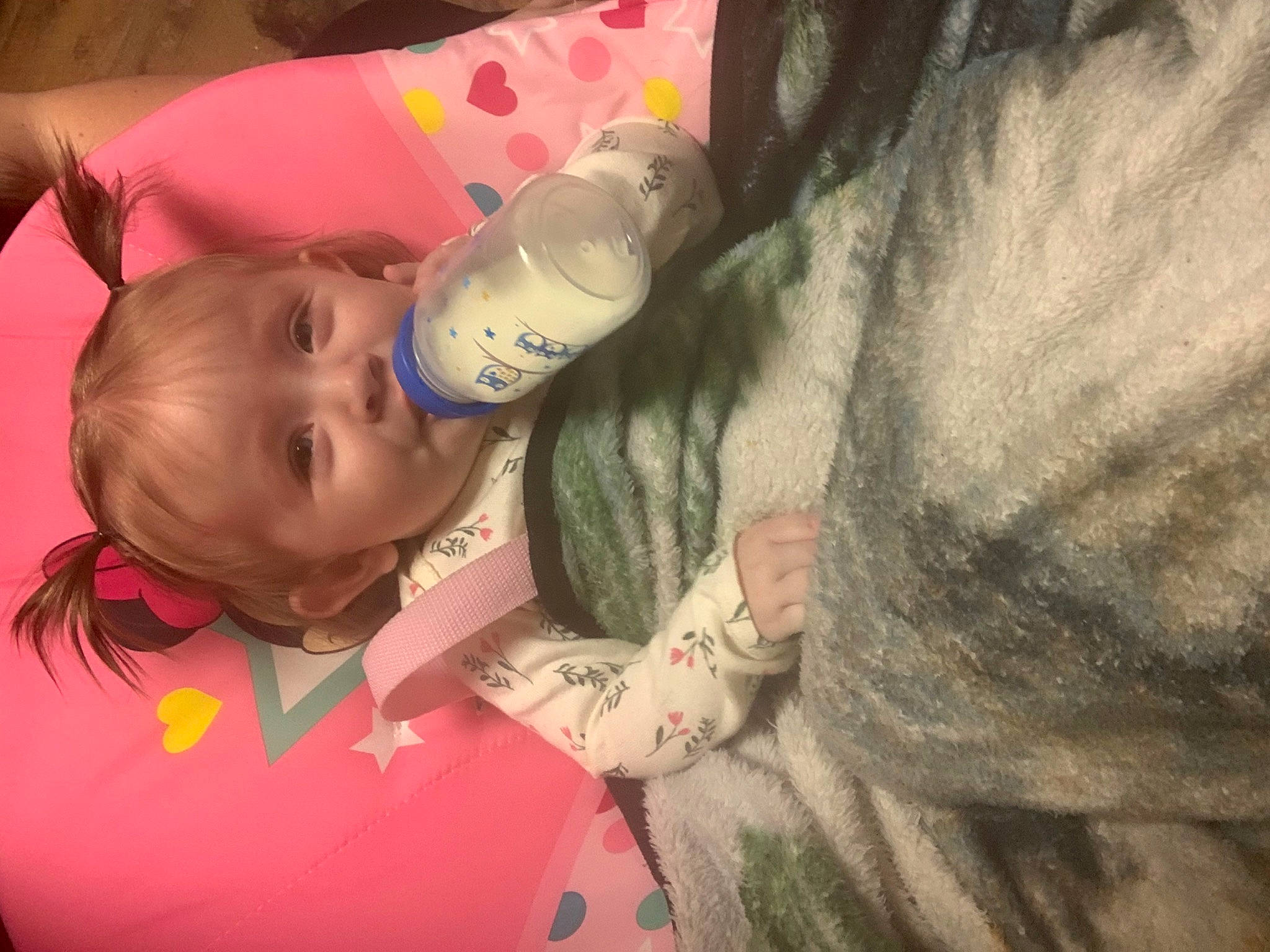 Alaia is registered to the contest to win money with this photo: arm, baby, baby_toddler_clothing, cheek, child, comfort, facial_expression, finger, fun, gesture, hairstyle, hand, happy, mouth, nail, nose, person, skin, smile, toddler