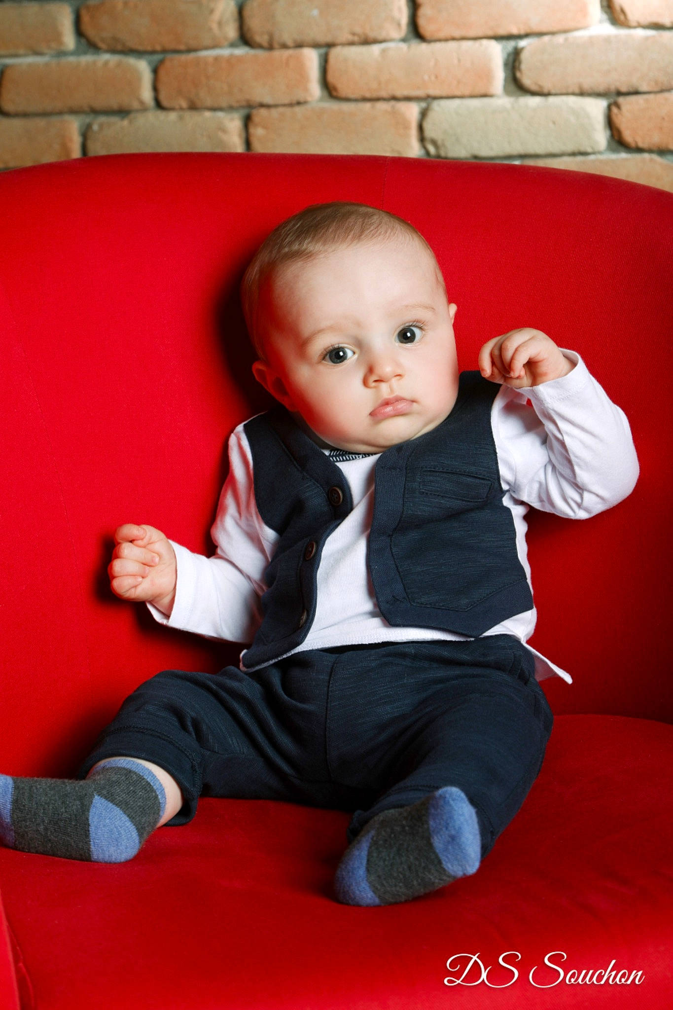 Maylonn participe au concours pour gagner de l'argent avec cette photo : baby, baby_toddler_clothing, chair, cheek, eye, face, facial_expression, flash_photography, flooring, hairstyle, happy, head, human_body, person, pink, product, red, skin, sleeve, standing