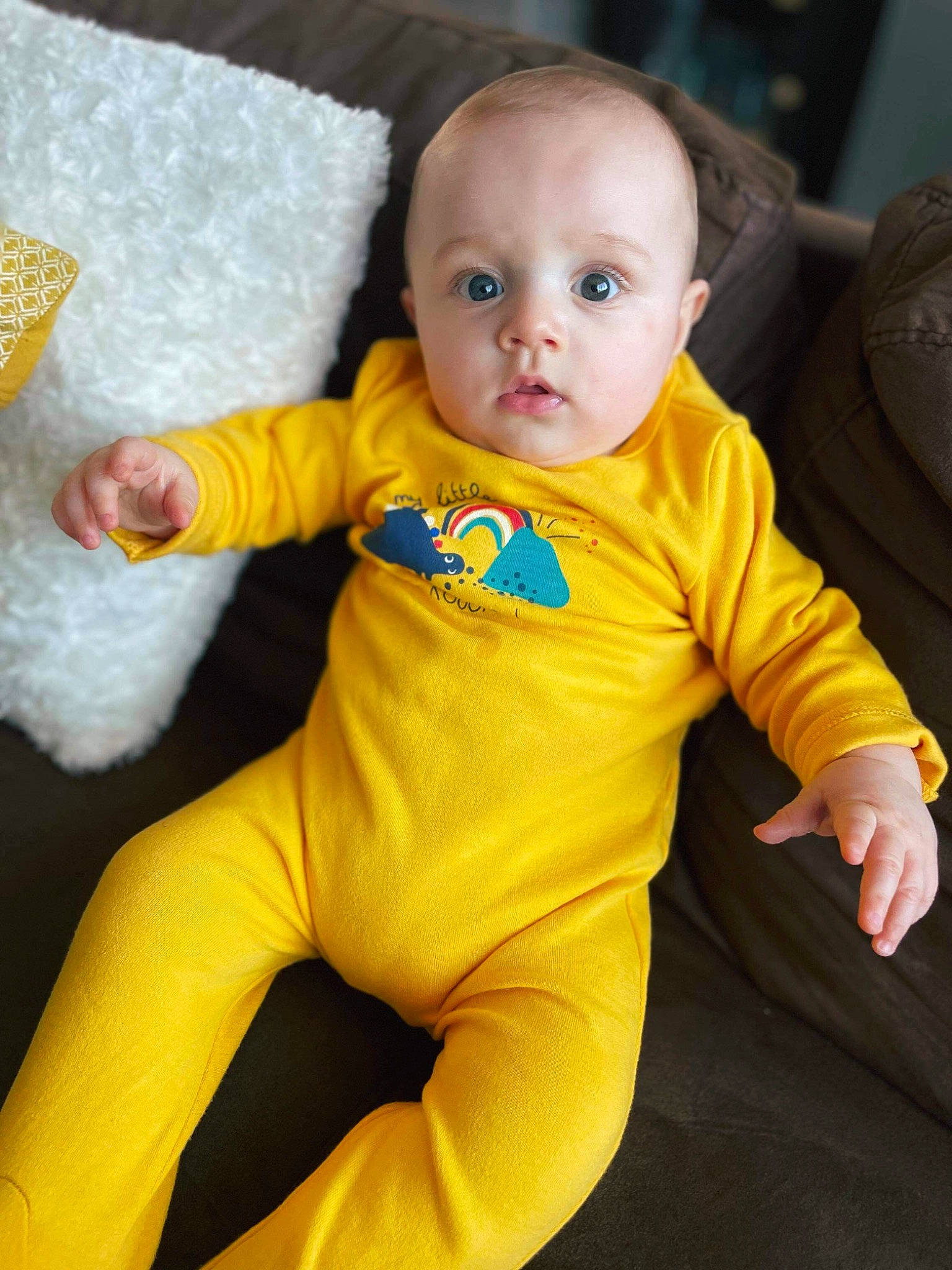 Maylonn a rejoint le concours — aidez-le/la à gagner de superbes lots ! baby, baby_toddler_clothing, cheek, child, comfort, eye, finger, gesture, happy, human_body, iris, neck, nose, person, skin, sleeve, smile, textile, thumb, toddler