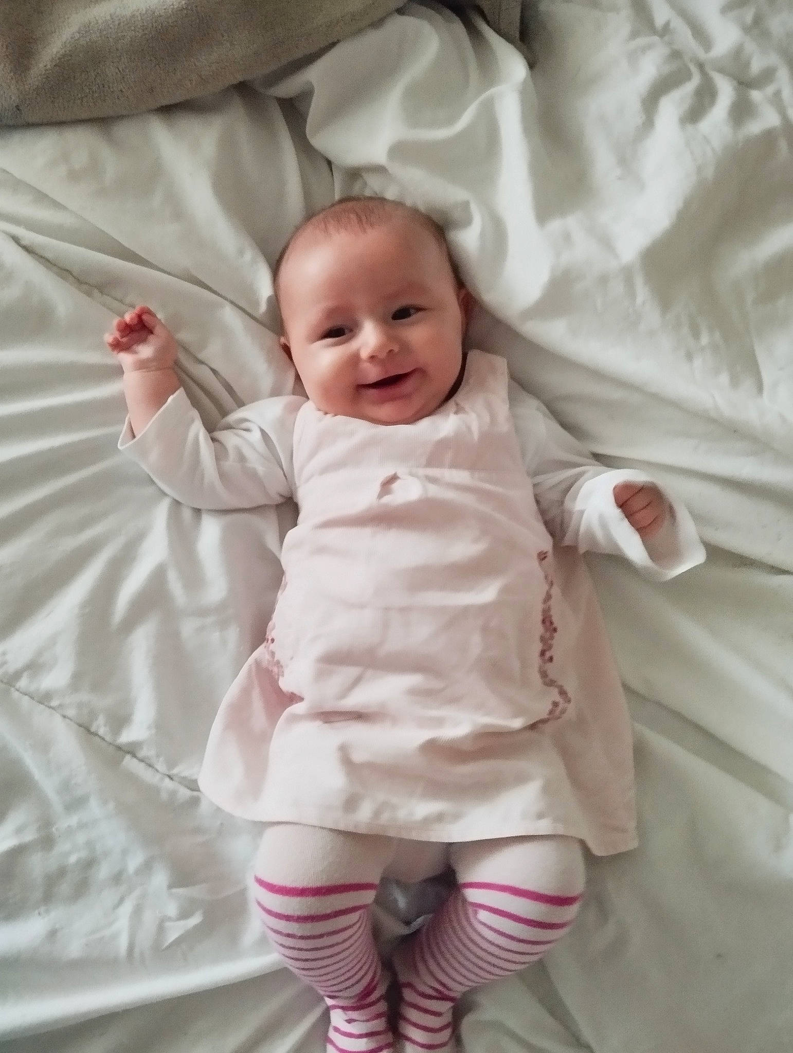 Louna a rejoint le concours — aidez-le/la à gagner de superbes lots ! baby, baby_toddler_clothing, cheek, child, comfort, eyebrow, face, happy, iris, joy, linens, magenta, outerwear, pattern, person, pink, skin, sleeve, smile, textile
