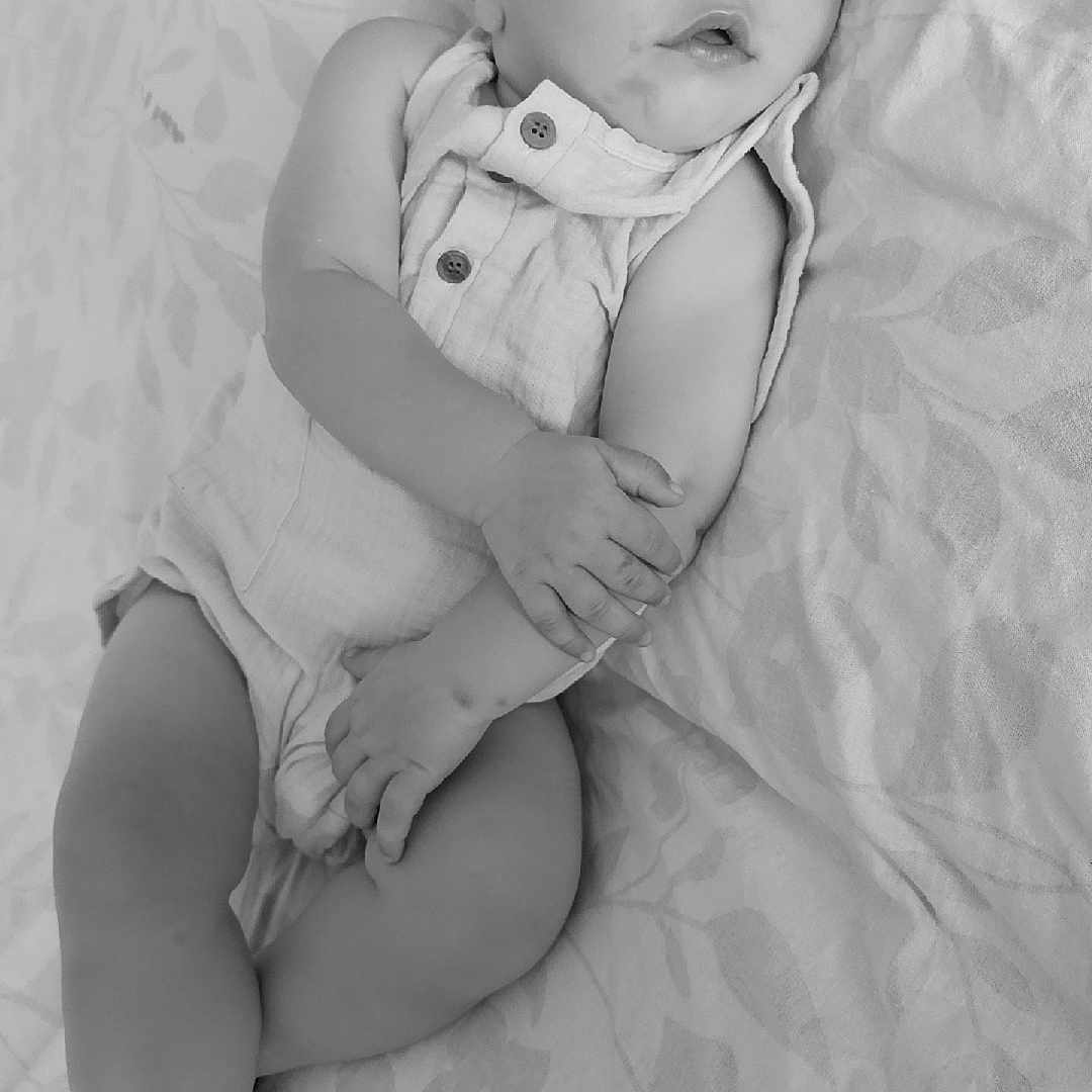 Nelio a rejoint le concours — aidez-le/la à gagner de superbes lots ! baby, bed, blanket, calm, child, cute, foot, hand, indoors, infant, monochrome, peaceful, portrait, relaxation, rest, romper, skin, sleeping, soft, toddler