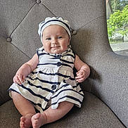 Kléo participe au concours pour gagner de l'argent avec cette photo : baby, child, striped_clothing, hat, armchair, smile, indoor, window, face, person, furniture, cozy, cute, happy, seated, skin, foot, hand, button, background
