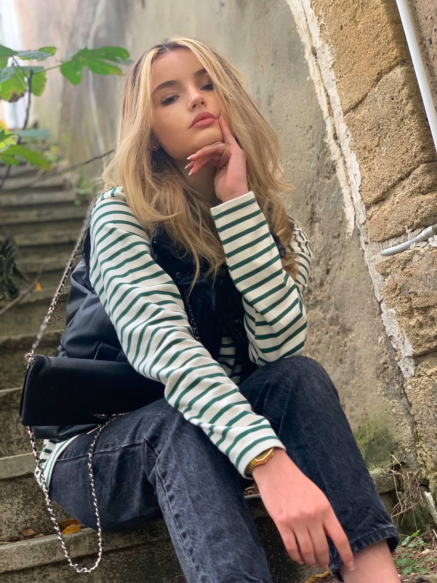 Loane participe au concours pour gagner de l'argent avec cette photo : black_hair, clothing, cool, face, fashion_model, flash_photography, hair, hairstyle, joint, knee, lip, neck, organ, person, plant, shoulder, sleeve, thigh, waist, white