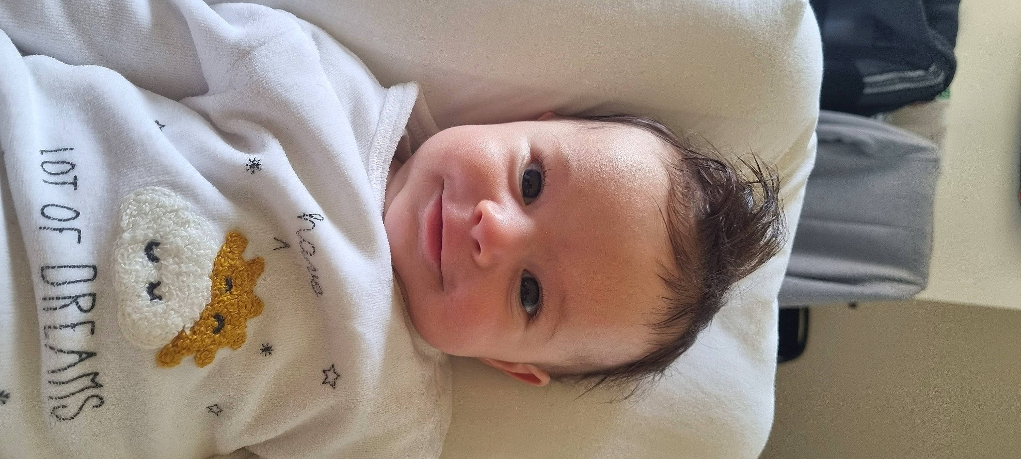 Alba participe au concours pour gagner de l'argent avec cette photo : baby, baby_toddler_clothing, cheek, child, close_up, comfort, dress, eye, eyebrow, eyelash, happy, hat, iris, joy, linens, lip, nose, person, skin, sleeve