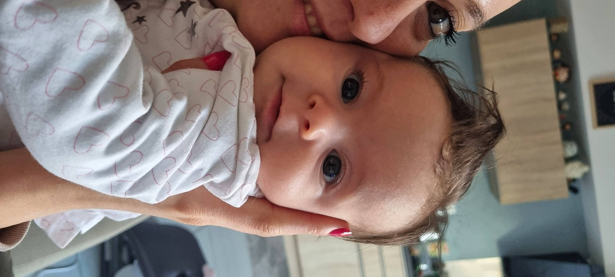 Alba participe au concours pour gagner de l'argent avec cette photo : cheek, chin, ear, eyebrow, eyelash, facial_expression, finger, forehead, happy, human, iris, lip, mouth, muscle, neck, nose, organ, person, skin, smile