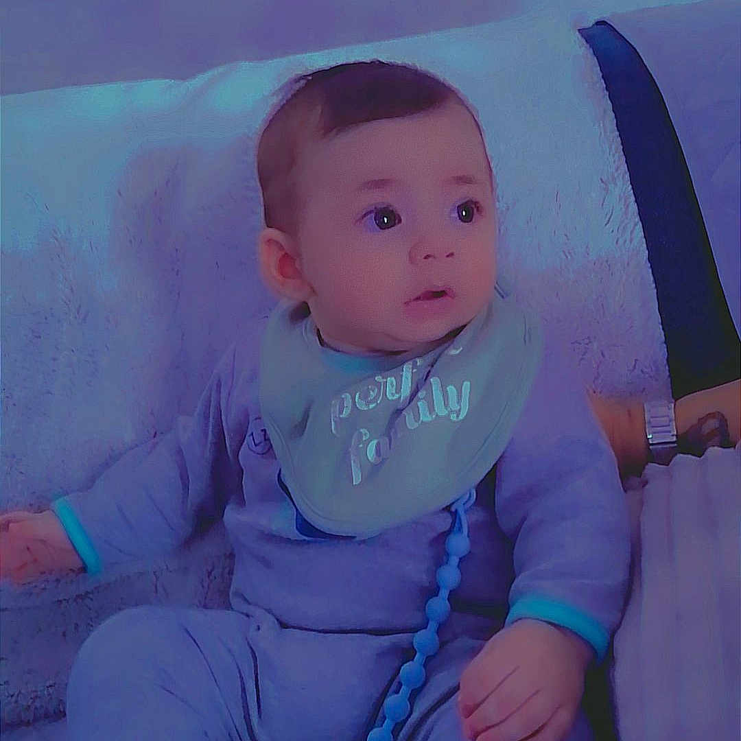 Rhali a rejoint le concours — aidez-le/la à gagner de superbes lots ! baby, blanket, cartoon, clothing, couch, face, formalwear, furniture, happy, head, pants, person, photography, portrait, purple, sitting, sleeve, smile, suit, toy