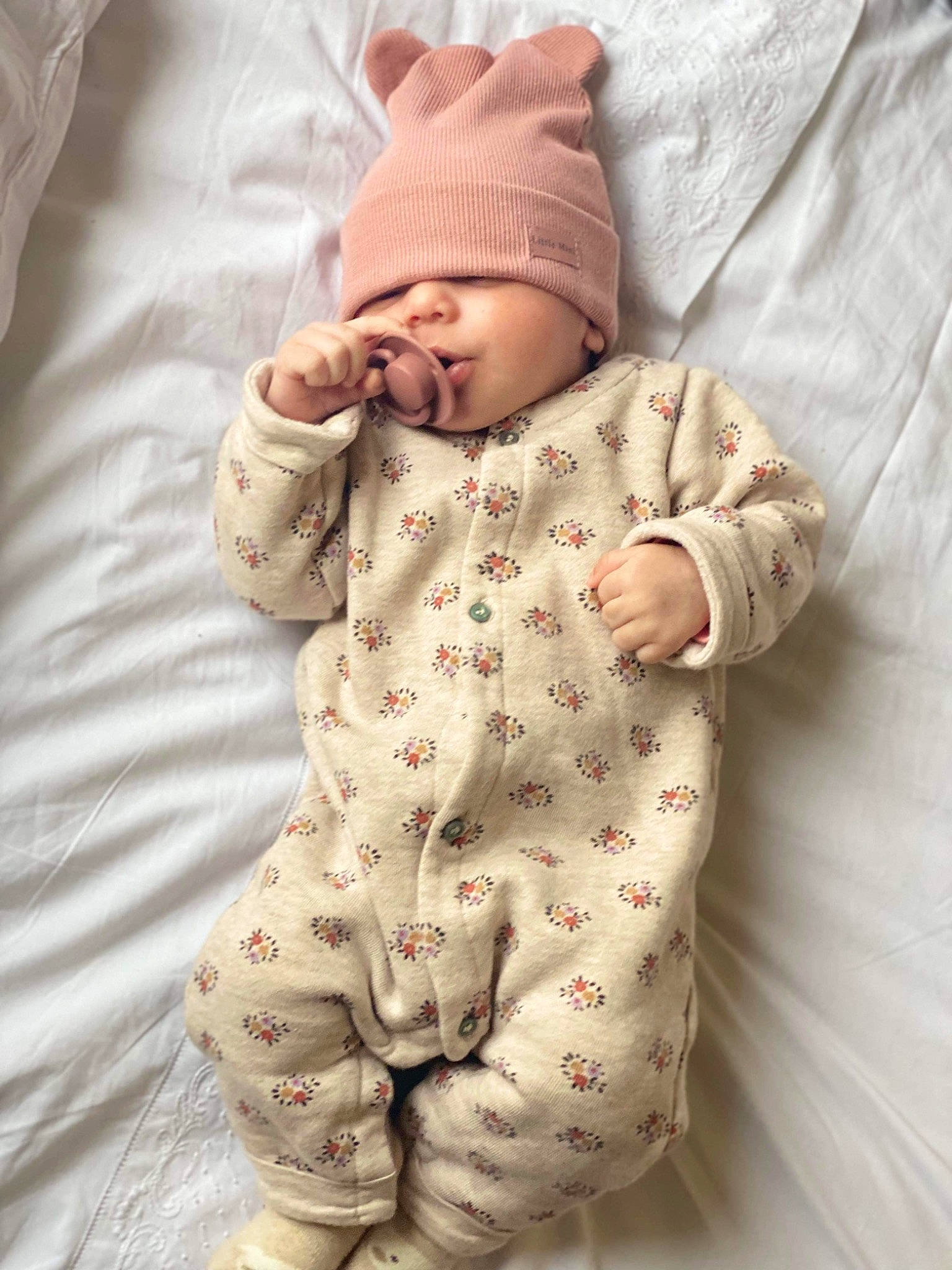 Fatima-zahra a rejoint le concours — aidez-le/la à gagner de superbes lots ! arm, baby, baby_safety, baby_sleeping, baby_toddler_clothing, child, collar, comfort, facial_expression, hand, headgear, linens, outerwear, pattern, peach, person, skin, sleeve, textile, thumb